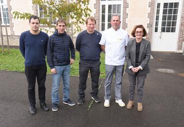 Mardi 14 novembre, à Dreux. Le chef de cuisine du collège Albert-Camus, Stéphane Petit (2e à d.), a proposé un repas avec les produits des producteurs Germain Baubion (2e à g.) et Fabrice Petit (au c.), dans le cadre de la semaine Au pré de l'assiette.