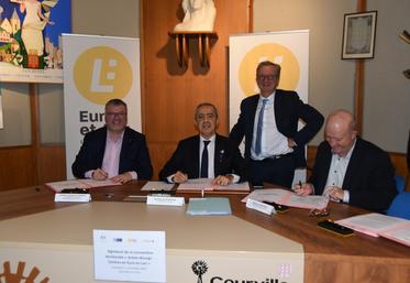 Vendredi 17 novembre, à Courville-sur-Eure. Christophe Le Dorven (à g.), président du Département, Hervé Jonathan (au c.), préfet d'Eure-et-Loir, Hervé Buisson (à d.), maire de Courville-sur-Eure, en présence du député Luc Lamirault (à l'arrière-plan), signent la convention Bourgs-centres au profit de la commune.