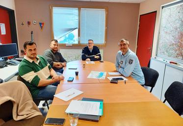 Mardi 14 novembre, à Pontoise (Val-d'Oise). Les agriculteurs de la FDSEA ont rencontré les gendarmes du département. 