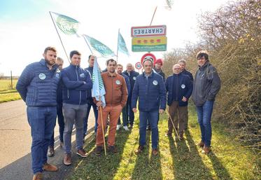 Mercredi 22 novembre, à Chartres. Les membres du conseil d'administration de la FNSEA d'Eure-et-Loir ont retourné symboliquement le panneau d'entrée de la capitale eurélienne.