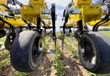 Dotée d’un guidage par caméra, la bineuse HS permet le désherbage mécanique de toutes les cultures en rangs.