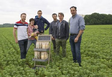 Six producteurs forment Émile et une graine. De g. à d. : Thierry Desforges, Morgane et Guillaume Brierre (et leur fils Émile), Maximilien Petit, Rodolphe Fouquet et Nicolas Galpin.