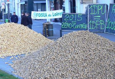 Un mur de revendication a été édifié devant les portes de la sous-préfecture de Pithiviers.
