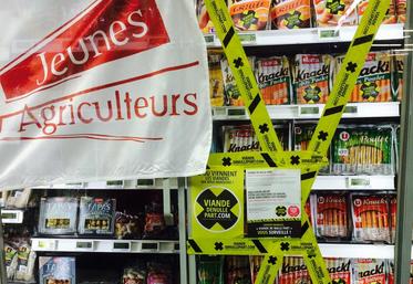 A Pithiviers, les Jeunes Agriculteurs de Neuville-Outarville ont passé en revue les rayons du Leclerc.