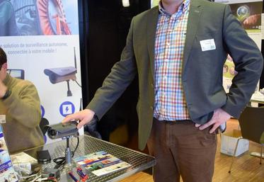 Xavier Chabannes, directeur AgriSolution présente la caméra qui surveille à distance l’irrigation.