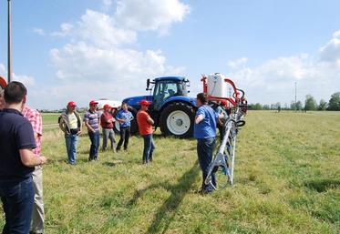 L'ALTIS 2002 en combinaison avec le pulvérisateur frontal PF 1500