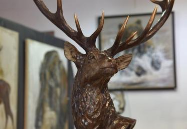 Dany Continsouzas réalise lui-même le travail des épreuves, la ciselure et la patine.