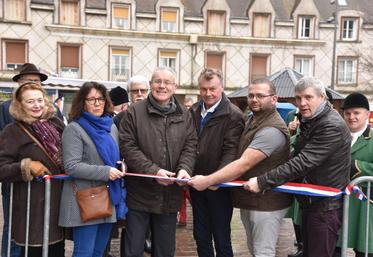 Le 10 mars, les élus de la commune de Gien on inauguré la 1 440e Foire des cours, qui comptait une cinquantaine d'exposants.