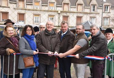 Le 10 mars, les élus de la commune de Gien on inauguré la 1 440e Foire des cours, qui comptait une cinquantaine d'exposants.