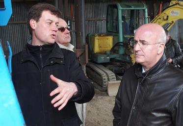 Alexandre Nioche, à gauche, montre son pulvérisateur au préfet.