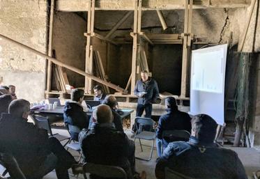 La réunion de lancement s’est déroulée le 13 mars à Vennecy. Au programme : présentation du projet et remise des stations météo connectées aux agriculteurs, en présence du financeur.