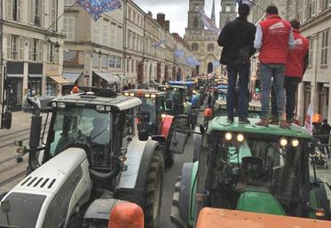 Soixante-quinze tracteurs ont débarqué dans la rue Jeanne-d’Arc.