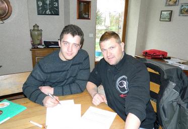 Franck Tudal (à gauche) président de l’Association des Jeunes Chasseurs du Loiret et Cédric Boussin, président des Jeunes Agriculteurs du Loiret, viennent de renouveler la convention de partenariat qui les unie depuis 2014.