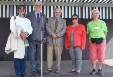 De gauche à droite : Gérard Boutet, Jean-Pierre Sueur, Jean-Noël Cardoux, Nicole Lepeltier et Nicole Cuvècle, présidente de l’association les Huit communes et le bois, organisatrice de l’évènement.