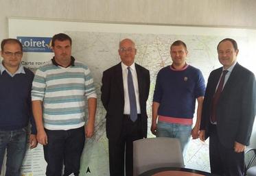 M. Saury (au centre) et M. Neraud (à droite) Président et Vice-président du Conseil Départemental ont reçu mi-septembre, les responsables des Jeunes Agriculteurs du Loiret.