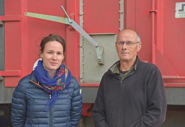 Flavie Delattre attaque sa troisième moisson aux côtés de son oncle Benoît Lambert qui lui a laissé le flambeau de la Ferme de la Queuvre.
