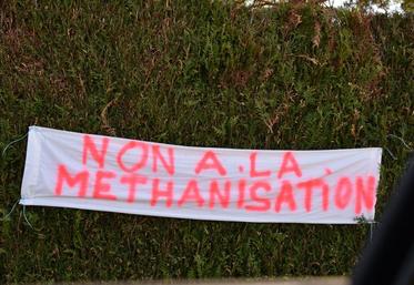 Plusieurs banderoles dénonçant le projet de méthanisation ont été installées en bord de route du petit hameau où réside Nicolas Petit.
