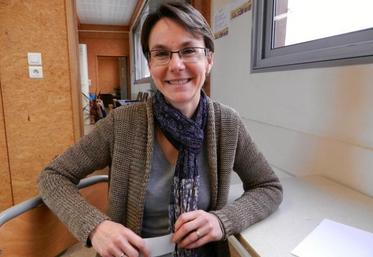 Des visiteurs découvrant les offres d'emplois qui avaient été affichées.