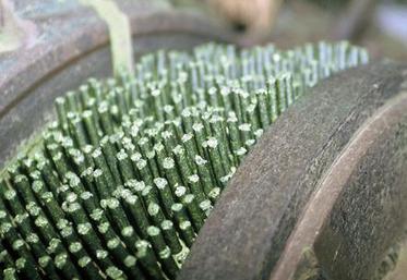 Fabrication de bouchons de luzerne déshydratée servant à l'alimentation animale.