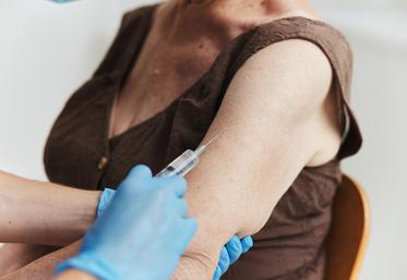Une femme se faisant vacciner.