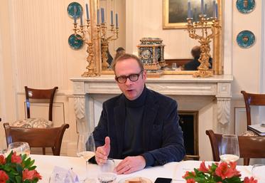 Mardi 28 novembre, à Blois. Le préfet Xavier Pelletier répond aux questions de la presse locale lors d'une conférence de presse.