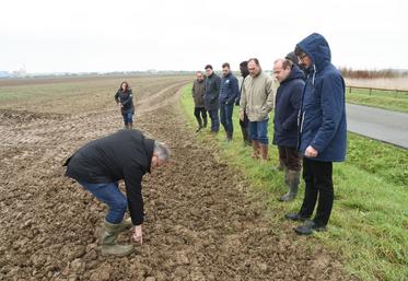 Vendredi 1er décembre, à Gellainville. Sur une parcelle de Jean-Michel Laigneau, Éric Thirouin montre au conseiller agricole d'Emmanuel Macron, Mathias Ginet (à d.), qu'il est impossible de travailler cette terre gorgée d'eau.