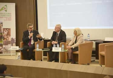 Mardi 28 novembre, à Paris. Le président de la chambre d'Agriculture, Christophe Hillairet (au c.), entouré du préfet de région, Marc Guillaume, et de la vice-présidente de la Région, Valérie Lacroute.