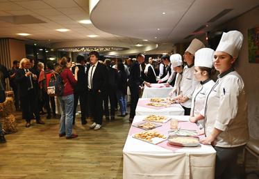 Mardi 7 novembre, à Blois. Tous les élèves de terminale en bac pro au lycée hôtelier de Blois ont confectionné et servi les amuse-bouches lors du cocktail dînatoire des producteurs.