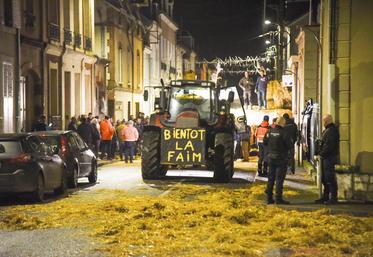 Lundi 4 décembre, à Châteaudun. Bien décidé à se faire entendre, Jeunes agriculteurs d'Eure-et-Loir a impulsé la mobilisation devant les sous-­préfectures.