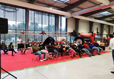 Vendredi 1er décembre, à Marigny-les-Usages. Après avoir tenu leur assemblée générale, les JA de Beaune-La-Rolande ont découvert le site de Kverneland.