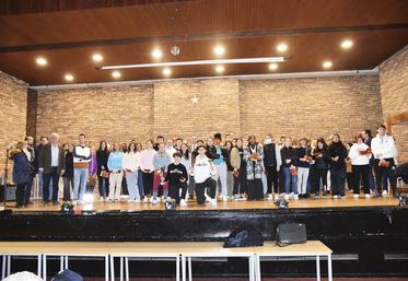 Brie-Comte-Robert, vendredi 1er décembre. Les lauréats aux côtés des participants à la finale de jugement de bétail.