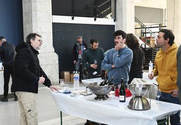 Samedi 2 décembre, à la Halle aux grains à Blois. Simon Tessier, vigneron à Cheverny, était présent lors du dernier salon des Vins du coin. 