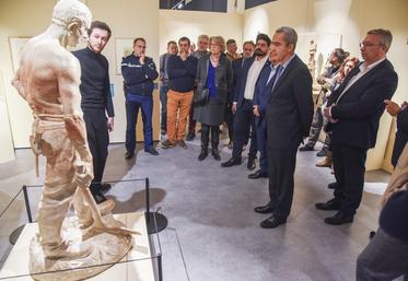 Vendredi 8 décembre, à Chartres. La visite de l'exposition consacrée à Paul Richer a été conduite par le conservateur du Musée des beaux-arts, Grégoire Hallé (à g.).