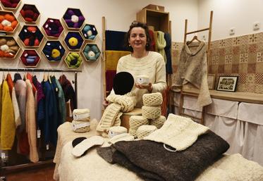 Depuis trois ans, Sandrine Drugeau travaille avec La Ferme de Beaumont pour proposer aujourd'hui une laine de moutons de race limousine croisée clun forest provenant de l’élevage de Valérie Sil.