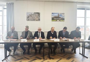Meaux, vendredi 1er décembre. Cyrille Milard, vice-président de la chambre d'Agriculture de région Île-de-France, Jean-Charles Herrenschmidt, président de la CCI Seine-et-Marne, Jean-François Copé, président de la communauté d'agglomération Pays de Meaux, et Thierry Fromentin, président de la CMA 77, figurent parmi les signataires de la convention.