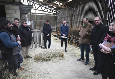 Xavier Pelletier, préfet de Loir-et-Cher, accompagné de Mireille Higinnen, sous-préfète de Romorantin, ont pris le temps d'échanger avec les élus FNSEA 41 et JA 41. 