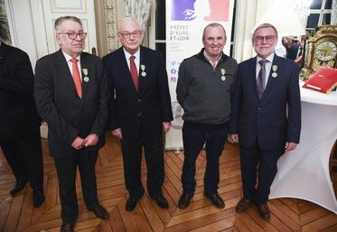 Mardi 19 décembre, à Chartres. Quatre Euréliens ont été élevés au rang de chevaliers dans l'ordre du Mérite agricole : Pascal Teilleux, Claude de Felcourt, Jean-Pierre Moreau et Paul-Henri Doublier (de g. à d.).