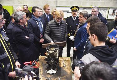 Lundi 18 décembre, à Châteaudun. Après avoir coupé le ruban tricolore, le ministre de l'Agriculture, Marc Fesneau (au c.), et celui des Outre-mer, Philippe Vigier (à g.), ont visité les nouveaux ateliers 4.0 du LEAP de Nermont.