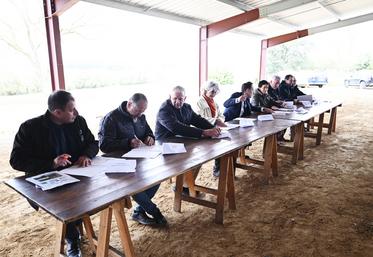 Mercredi 8 novembre à Prunay-Cassereau. Les onze acteurs étaient présents pour la signature du nouveau contrat territorial du bassin versant de la Brenne pour 2023 - 2025,
