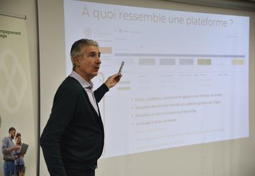A Étampes (Essonne), le 18 décembre, Stéphane Vignau expose les enjeux de la réforme de la facture électronique.