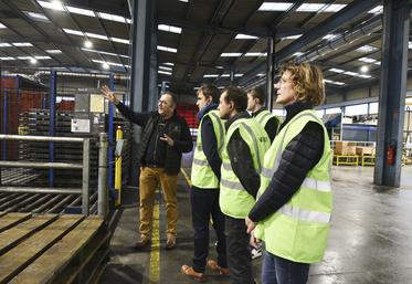 Le 12 décembre, à Escrennes. Par petits groupes, les éleveurs laitiers ont visité l'usine Jourdain, accompagnés par un salarié de l'entreprise.