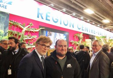 Gabriel Beaulieu, président de Jeunes agriculteurs Loiret avec le ministre de l'Agriculture Marc Fesneau lors sur Salon de l'agriculture. 