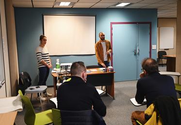 Vendredi 8 décembre, à Blois. Chloé Cuinier, conseillère grandes cultures de la chambre d'Agriculture, et Maxime Chamblet, conseiller spécialisé innovation filières, ont présenté la filière chanvre à une dizaine d'agriculteurs intéressés.