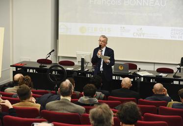 Le 20 décembre, à Ingré. François Bonneau, président de la Région, a présenté la stratégie mise en place par les acteurs de la filière bois-forêt.