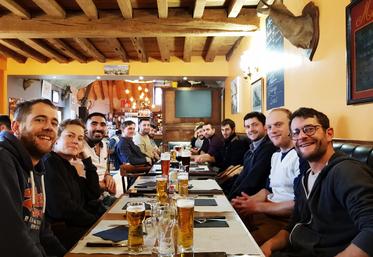 Vendredi 22 décembre, à Tigy. L'équipe du canton JA de Jargeau/Châteauneuf-sur-Loire a partagé un repas au restaurant à l'occasion de son assemblée générale.