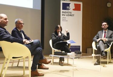 Lundi 8 janvier, à Orléans. De g. à d. : Jérémie Godet, vice-président du conseil régional, François Bonneau, président de la Région, Sophie Brocas, préfète de la région et du Loiret, et Florian Lewis, directeur adjoint de la Dreal, ont présenté les méthodes de travail de la COP départementale.