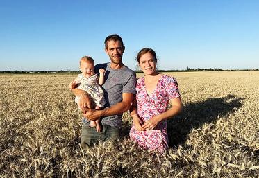 Justine Coppoolse aux côtés de son mari Adrien et de leur fille. 