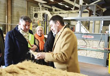 À Prunay-sur-Essonne (Essonne), jeudi 11 janvier. Jean-Raymond Vanier (à d.) fait visiter l'usine Gatichanvre au préfet Bertrand Gaume (à g.).