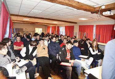 À Magnanville (Yvelines), vendredi 12 janvier. Les élèves du lycée agricole privée Sully écoutent l'intervention de Matthieu Fricou à l'occasion du Forum de l'installation et des métiers.