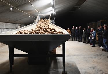 Le 1er décembre, à Tourailles. Dans le cadre de la signature du nouveau CRST* du Pays vendômois, les élus ont visité la nouvelle ligne de conditionnement de l'EARL Libois.